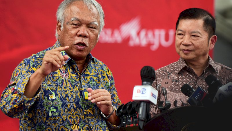 Menteri PUPR Basuki Hadimuljono dan Kepala Bappenas Suharso Monoarfa memberikan keterangan pers usai ratas, Rabu (25/01/2023), di Komplek Istana Kepresidenan Jakarta. (Foto: Humas Setkab)