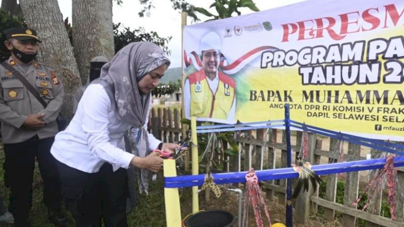 Bupati Luwu Utara (Lutra), Indah Putri Indriani, saat meresmikan program Penyediaan Air Minum dan Sanitasi Berbasis Masyarakat (Pamsimas) Kecamatan Seko, Kabupaten Luwu Utara (Lutra), Rabu (25/1/2023).
