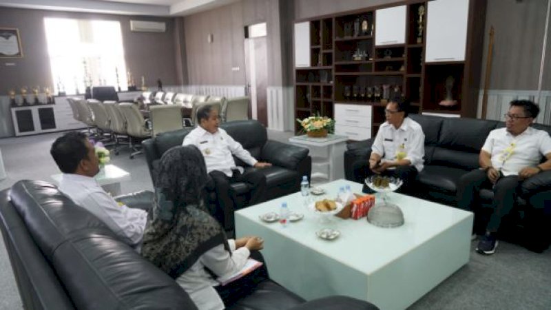 Bupati Sidrap, Dollah Mando, saat menerima audiensi Kepala BPN Sidrap, Muhammad Iqbal, bersama rombongan di Kantor Bupati Sidrap, Rabu (25/1/2023).