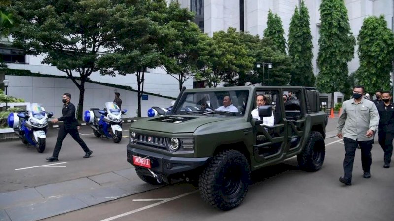 Presiden RI Jokowi dan Menhan RI Prabowo Subianto menjajal Maung usai memberi pengarahan dalam Rapim Kementrian Pertahanan 2023 pada Rabu 18/1/2023. (Foto: Instagram Kemhanri)