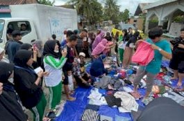 Siswa SMA Islam Athirah Bukit Baruga Berbagi Pakaian untuk Warga Desa di Maros