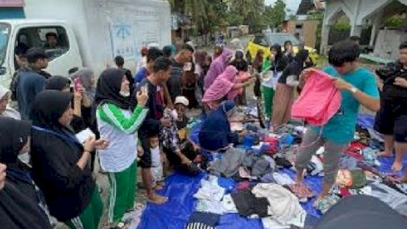 Siswa Sekolah Menengah Atas (SMA) Islam Athirah Bukit Baruga berbagi pakaian untuk warga Dusun Lalang Tedong, Desa Ampekale, Kecamatan Bontoa, Kabupaten Maros, Jumat (27/1/2023).
