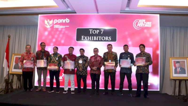 Penyerahan penghargaan Top 7 Best Exhibitors ASN Culture Fest 2022 dari Kementerian Pendayagunaan Aparatur Negara dan Reformasi Birokrasi (Kemenpan-RB) di The Westin Hotel, Kuningan, Jakarta Selatan, Rabu (25/1/2023).