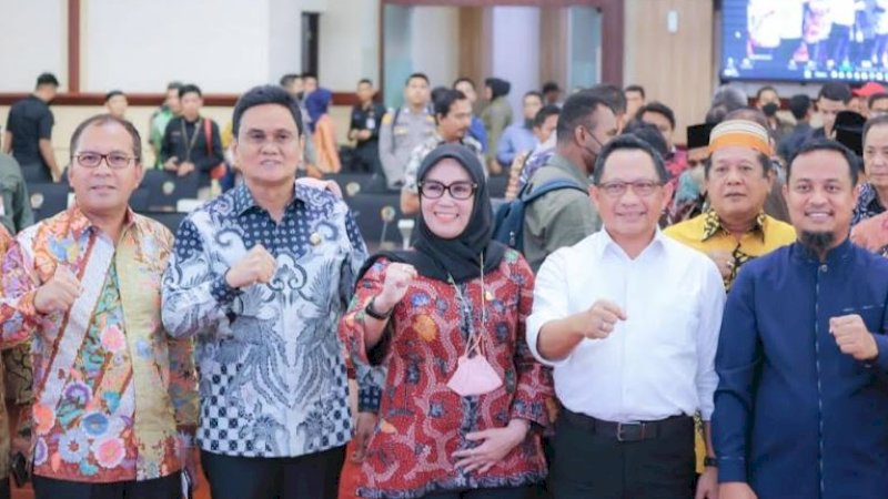 Menteri Dalam Negeri (Mendagri), Tito Karnavian (kedua kanan), dalam Rapat Koordinasi (Rakor) Penanganan Pemulihan Ekonomi dan Inflasi di Kantor Gubernur Sulawesi Selatan (Sulsel), Jalan Urip Sumoharjo, Kota Makassar, Jumat (27/1/2023).