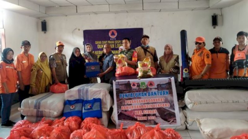 Badan Penanggulangan Bencana Daerah (BPBD) Kabupaten Sidrap menyalurkan paket bantuan bagi korban banjir, Jumat (27/1/2023).