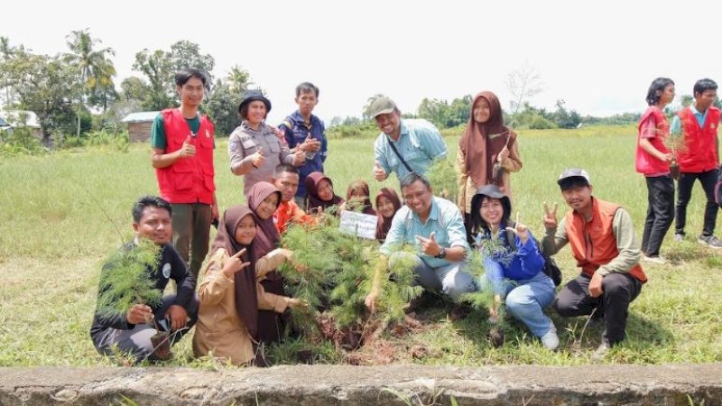 Edukasi lingkungan kepada sejumlah pelajar sekolah dasar di lingkungan Loeha dan sekitarnya yang dipusatkan di Desa Loeha, Kecamatan Towuti, Kabupaten Luwu Timur, Sulawesi Selatan, Jumat (27/1/2023).