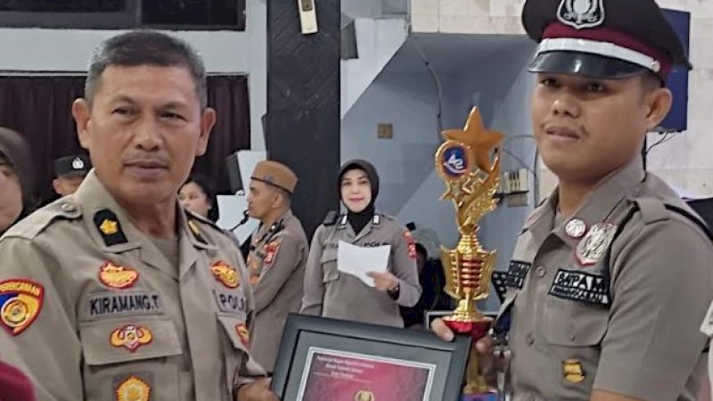 Satpam RSUD Andi Makkasau, M. Ridwan (kanan), menerima penghargaan juara pertama perorangan kategori Pelayanan Prima Terbaik dari Polres Parepare.