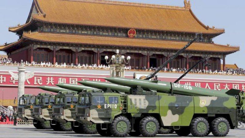 Kendaraan militer termasuk tank dan rudal saat parade militer untuk memperingati 70 tahun berakhirnya Perang Dunia II di Beijing, China, Kamis (3/9/2015). (REUTERS/Jason Lee)