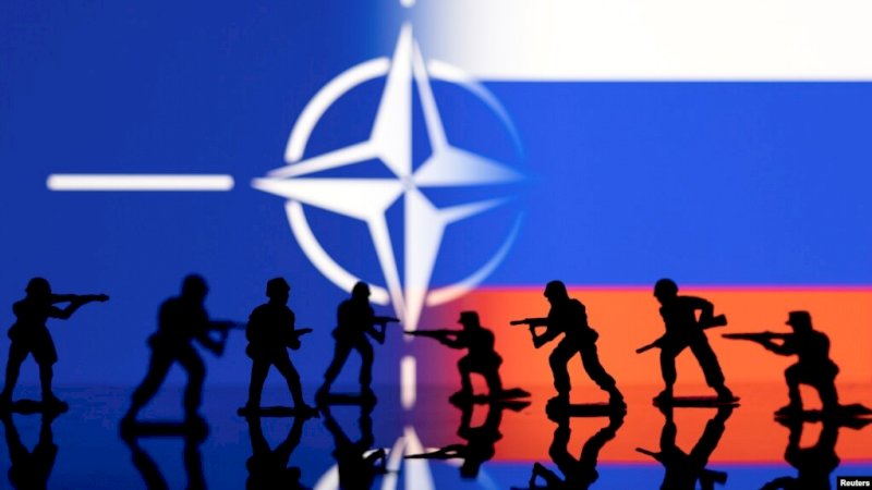 Foto ilustrasi yang menggambarkan figur tentara ditampilkan di depan bendera Rusia dan NATO. Foto diambil pada 13 Februari 2022. (Foto: Reuters/Dado Ruvic)