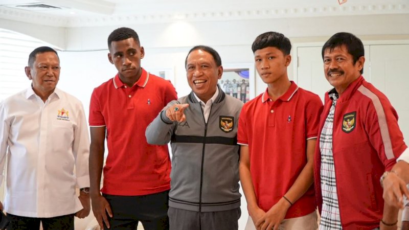 Menteri Pemuda dan Olahraga (Menpora) RI, Zainudin Amali, saat menerima penggawa tim nasional (Timnas) Indonesia U-16, Muhammad Iqbal Gwijangge dan Eriko Sulastiano, bersama rombongan di Kantor Kemenpora, Senayan, Jakarta, Senin (30/1/2023). (Foto: PSSI)