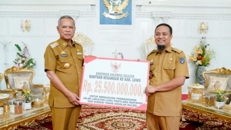 Gubernur Sulsel, Andi Sudirman Sulaiman (kanan), secara simbolis menyerahkan bantuan keuangan kepada Bupati Luwu, Basmin Mattayang, di rumah jabatan Gubernur Sulsel, Selasa (31/1/2023).