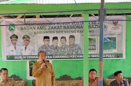 Serahkan Bantuan Bedah Rumah dari Baznas, Bupati Sidrap Ajak Warga Rajin Keluarkan Zakat, Infaq, dan Sedekah