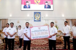 Pemprov Serahkan Bantuan Keuangan Rp31,2 Miliar untuk Tana Toraja