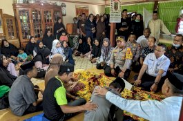 Kapolres Barru Sampaikan Duka dan Beri Santunan ke Keluarga Korban yang Ditabrak Kereta Api