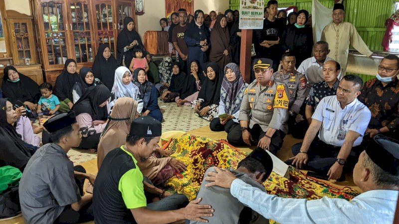 Kapolres Barru, AKBP Dodik Susianto saat melayat ke rumah duka.