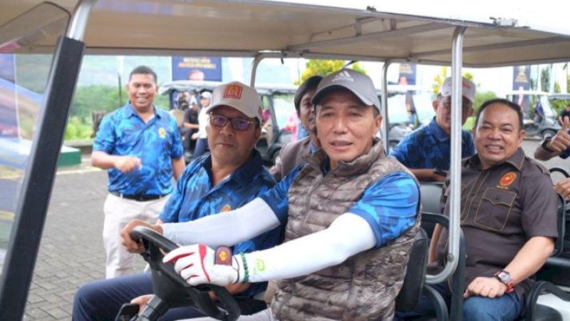 Wali Kota Makassar, Mohammad Ramdhan Pomanto (kiri), di Lapangan Padivalley Golf, Kabupaten Gowa, Sulawesi Selatan (Sulsel), Kamis (2/2/2023).