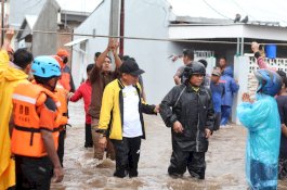 Siapkan Bantuan Kompensasi, Taufan Pawe Minta Data Korban Bencana Banjir