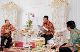 Kepala Perwakilan BPKP Sulsel Serahkan Laporan Hasil Pengawasan Daerah kepada Gubernur