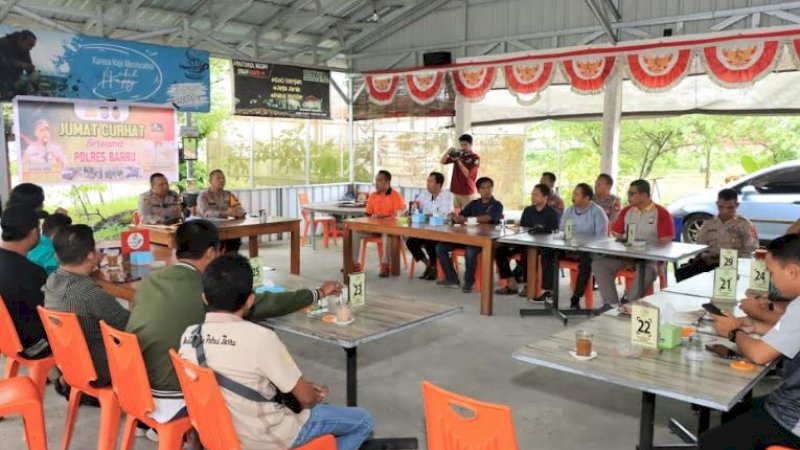 Silaturahmi jajaran Polres Barru dengan para jurnalis yang bertugas di wilayah Kabupaten Barru, di Warkop Happynest, Jumat (3/1/2023).