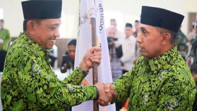 Amran Mahmud (kiri) saat dilantik sebagai Ketua DPD DMI Wajo oleh Ketua Dewan Pakar DPW Sulsel, Andi Muhammad Bau Sawa Mappanyukki, di Ruang Pola Kantor Bupati Wajo, Jumat (3/2/2023).