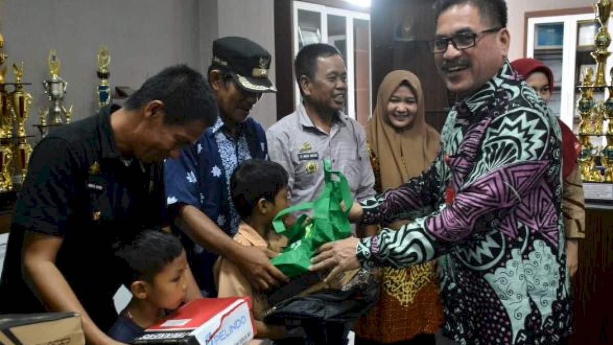 Pemkab Sidrap Serahkan Bantuan Program Anak Tidak Sekolah ke 12 Desa