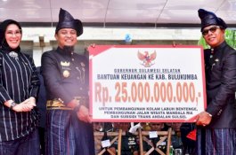 Pemprov Sulsel Serahkan Bantuan Keuangan Rp25 Miliar untuk Pemkab Bulukumba
