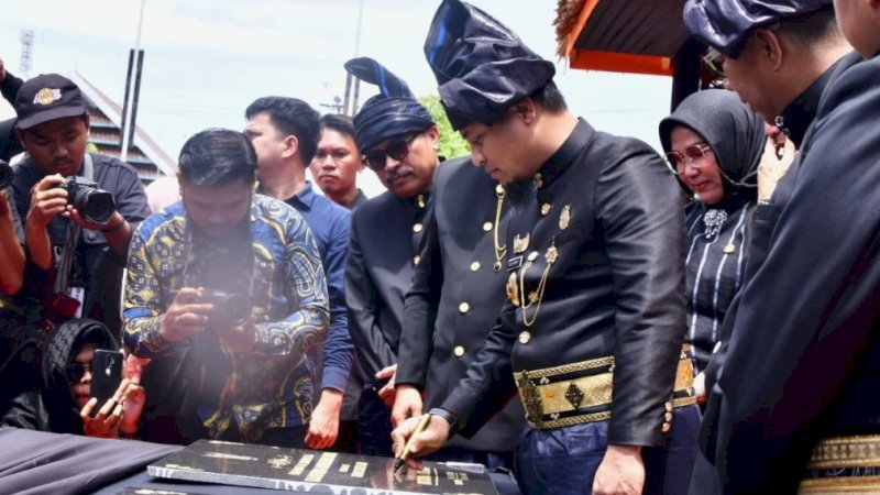 Gubernur Sulawesi Selatan (Sulsel), Andi Sudirman Sulaiman, menandatangani prasasti sebagai tanda peresmian jalan ruas Batu Tongkarayya - Goa Passea, di Desa Lembanna, Kecamatan Bonto Bahari, Kabupaten Bulukumba, Sabtu (4/2/2023).