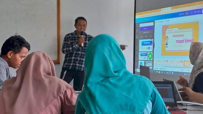 Sekolah Menengah Atas (SMA) Ittihad Makassar menggelar pelatihan aplikasi Canva dalam desain pembelajaran, Sabtu (4/2/2023). 