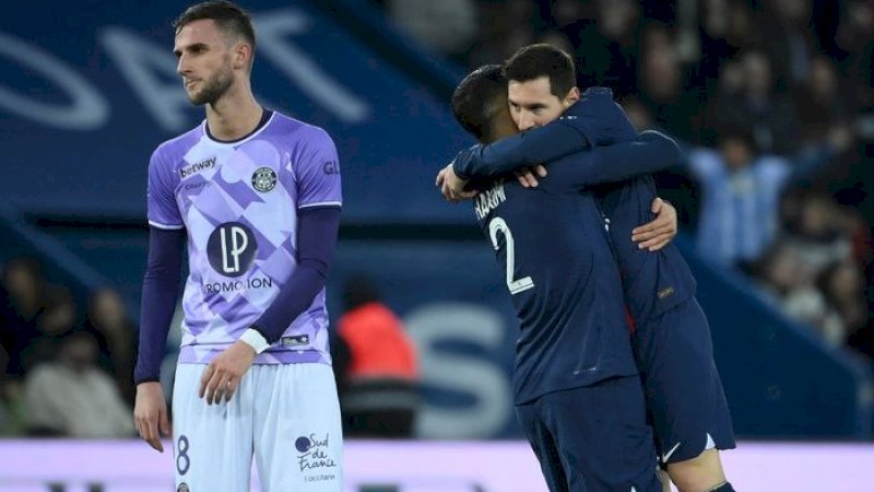Lionel Messi berpelukan dengan Achraf Hakimi usai cetak gol PSG ke gawang Toulouse di Liga Prancis 2022-2023.