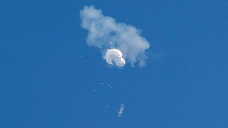 Foto: Balon mata-mata Cina yang diduga melayang ke laut setelah ditembak jatuh di lepas pantai di Pantai Surfside, Carolina Selatan, AS 4 Februari 2023. (REUTERS/RANDALL HILL)
