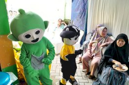 Cinta, dari Pemulung Jadi Badut Demi Bayar Uang Sekolah