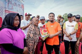 Gubernur Sulsel Salurkan Bantuan untuk Warga Terdampak Relokasi Pantai Merpati