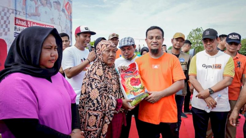 Gubernur Sulawesi Selatan (Sulsel), Andi Sudirman Sulaiman, menyerahkan bantuan kepada para penerima pada kegiatan jalan santai Sulsel Anti Mager di Pantai Merpati, Kabupaten Bulukumba, Ahad (5/2/2023).