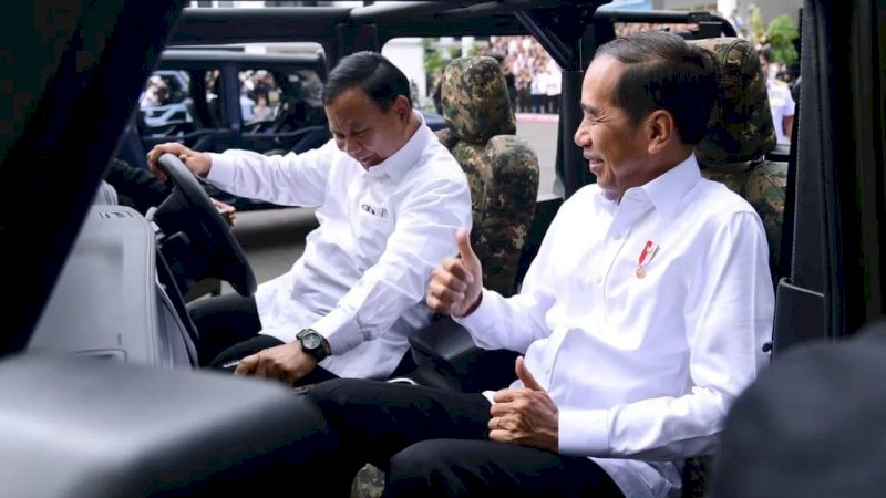 Jokowi saat menjajal kendaraan "Maung" yang dikemudikan Prabowo Subianto, seusai memberikan arahan dalam Rapim Kementerian Pertahanan beberapa waktu lalu.
