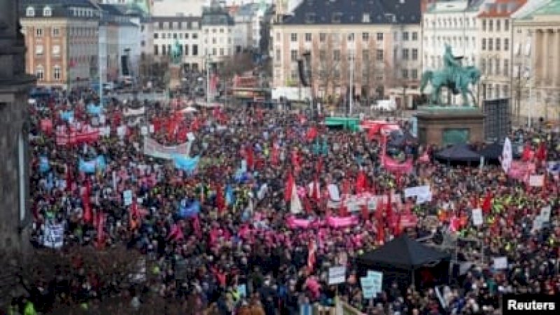Ribuan demonstran turun ke jalan di Kopenhagen, Denmark, untuk memprotes rencana pemerintah menghapus hari libur nasional dalam sebuah aksi pada 5 Februari 2023. (Foto: The Ritzau Scanpix/Emil Helms via Reuters)