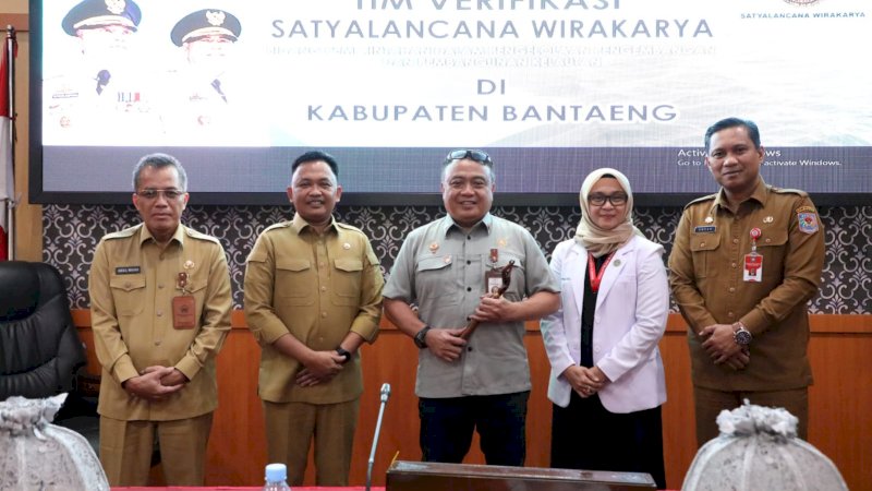 Tim verifikasi Satyalancana Wira Karya dari Sekretariat Militer (Sekmil) RI, saat bertemu Bupati Bantaeng, Ilham Azikin.