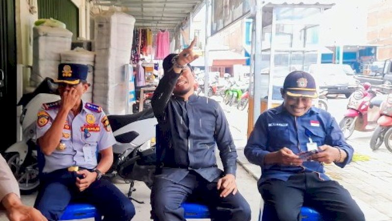 Kadis Perhubungan Wajo Andi Hasanuddin bersama Wakil Ketua Komisi III DPRD Wajo Elfrianto didampingi Kordinator Pasar Siwa Anton.