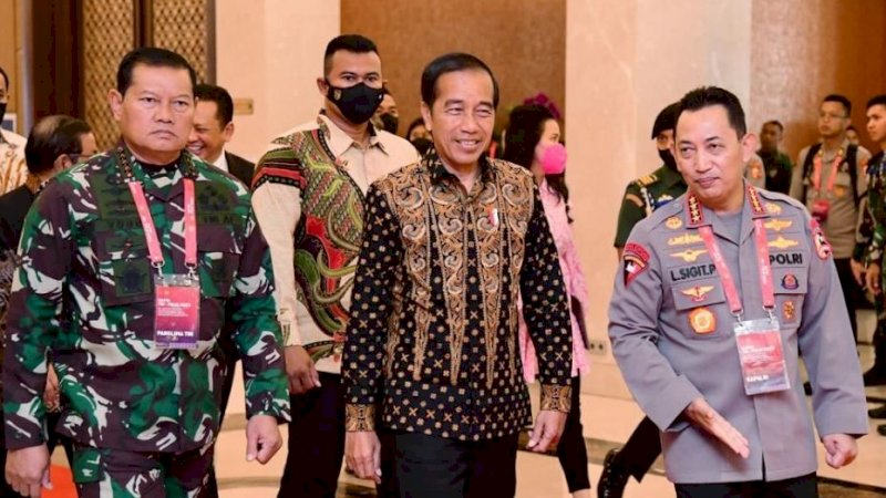 
Presiden RI Joko Widodo (Jokowi) didampingi Panglima TNI Laksamana Yudo Margono (kiri) dan Kapolri Jenderal Listyo Sigit Prabowo saat menghadiri dalam Rapim TNI dan Polri Tahun 2023 di The Sultan Hotel, Jakarta, Rabu (8/2/2023). (Foto: BPMI Setpres/Lukas)