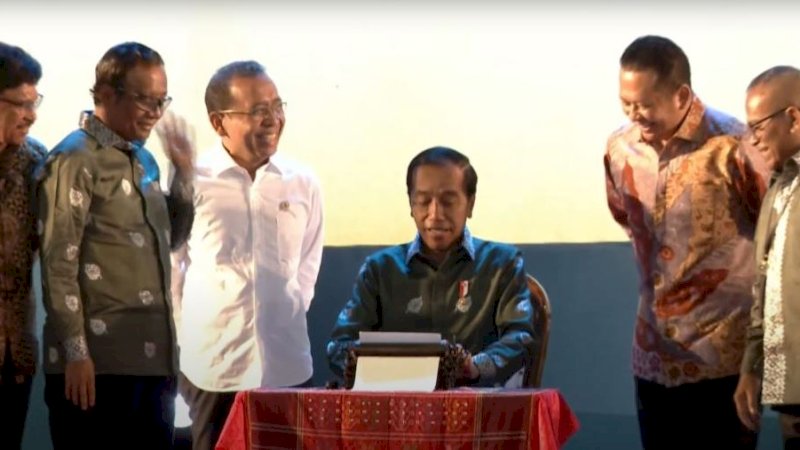 Presiden RI Joko Widodo (Jokowi) didampingi jajaran pejabat pada acara Hari Pers Nasional (HPN) ke-73 di Deli Serdang, Sumatra Utara (Sumut), Kamis (9/2/2023). (Foto: BPMI Setpres)