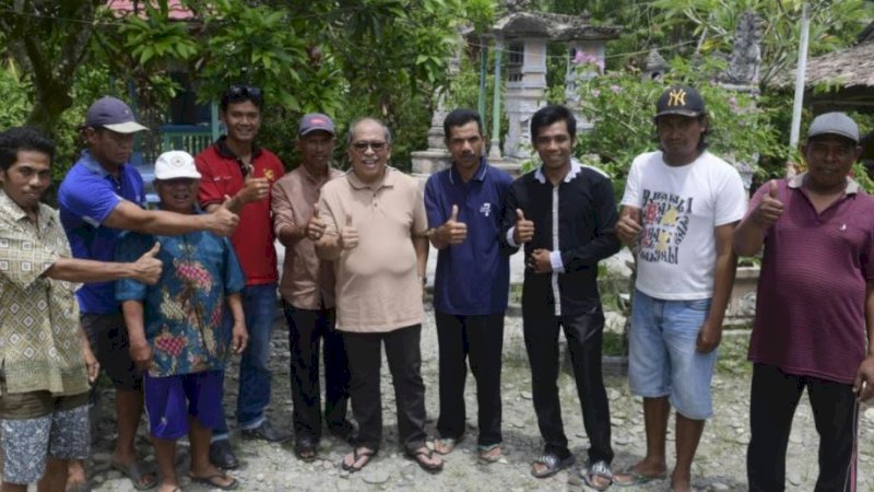 Ilham Arief Sirajuddin (IAS) bersama warga dan tokoh masyarakat dalam agenda silaturahmi di Kecamatan Mappedeceng, Kabupaten Luwu Utara.