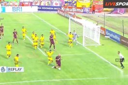 PSM Makassar Vs Barito Putera: Wasit Biarkan Pelanggaran Terhadap Pluim di Kotak Penalti