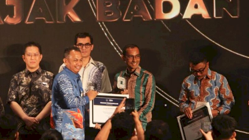 Vice President Director PT Vale Indonesia, Adriansyah Chaniago (kedua kanan), saat menerima penghargaan dari Kanwil DJP Sulselbartra pada gelaran Gala Dinner with Tax Payer di Hotel Claro, Kota Makassar, Rabu (8/2/2023) malam. 