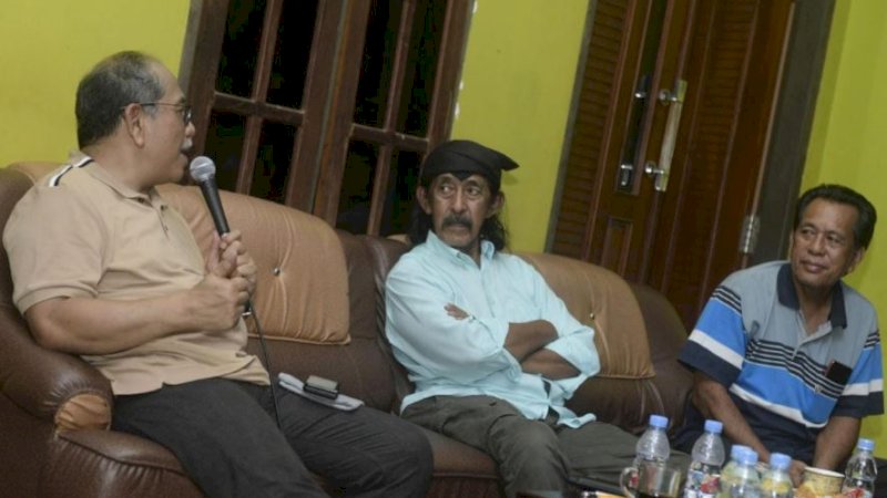 Ilham Arief Sirajuddin atau IAS (kiri) di kediaman eks legislator DPRD Luwu Timur (Lutim), Masnur Kasaba, di Desa Bawalipu, Kecamatan Wotu, Selasa (7/2/2023) malam.