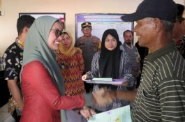 Bupati Luwu Utara Serahkan Sertifikasi Hak Atas Tanah kepada Pembudidaya Ikan di Tanalili