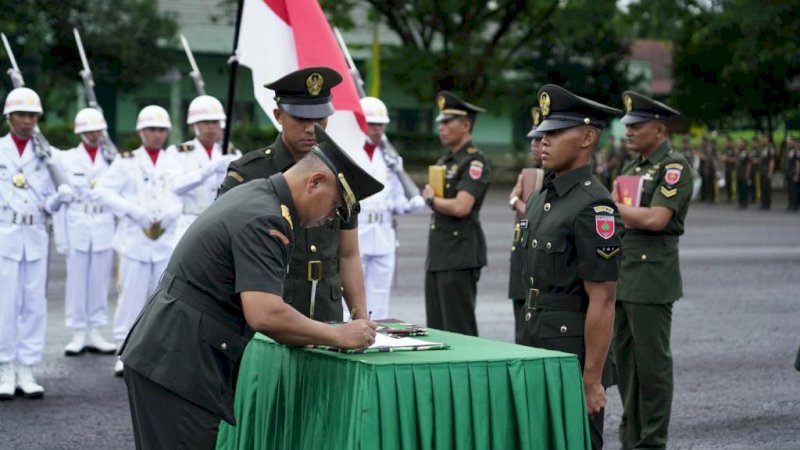 Kasdam Hasanuddin Lantik 115 Siswa Dikmaba TNI AD TA 2022 (OV)