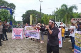 Warga Demo Kantor BPN Barru-Notaris, Teriakkan Pemalsuan Akta Jual Beli Tanah