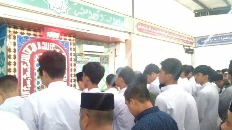 Warga Sekolah Menengah Atas (SMA) Islam Athirah Bukit Baruga menggelar salat gaib untuk mendoakan para korban yang meninggal dunia akibat gempa di Turki dan Suriah, Jumat (10/2/2023).