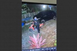 Bobol Kaca Mobil, Pria Bermasker Bawa Kabur Laptop di Gowa Terekam CCTV