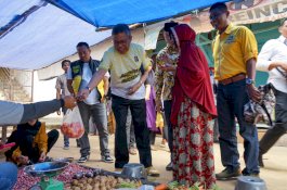 Taufan Pawe Disambut Antusias Pengunjung Pasar Wawondula Luwu Timur