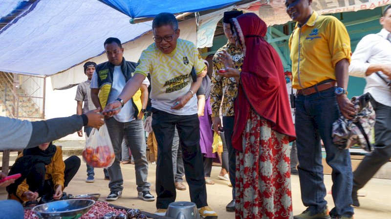 Taufan Pawe Disambut Antusias Pengunjung Pasar Wawondula Luwu Timur